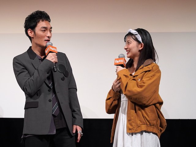 草なぎさんに演技を褒められ笑顔を見せる甲田さん