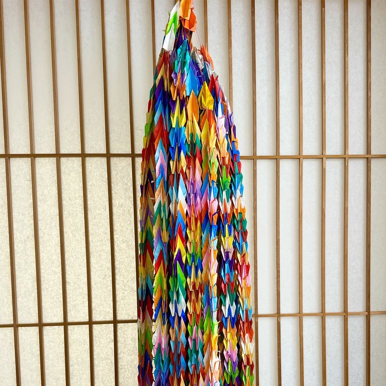 家族、義父母、姉、両親、みんなで協力して作ってくれた千羽鶴