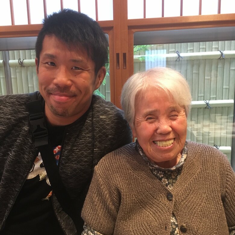 ありし日のおばあさんと。仲のよさが伝わる1枚
