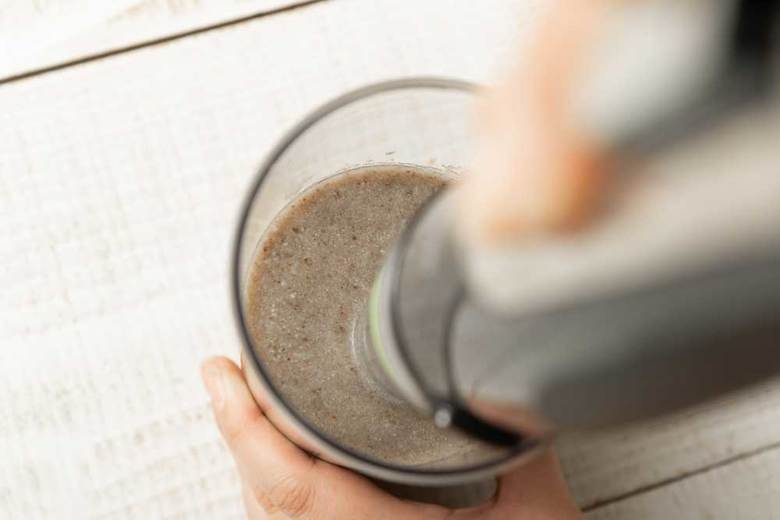 ▲スイッチを入れて30秒も立たないうちに、あっという間にペースト状になった。かくはん時の飛び散りも一切ない。