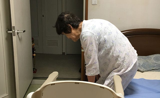 トイレに立つ母親