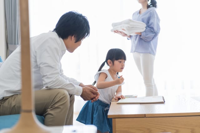 自宅学習する子ども