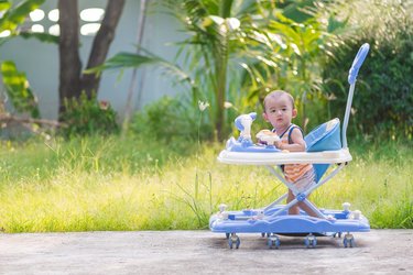 歩行器が赤ちゃんにもたらすメリットとデメリット