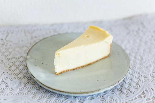 器に盛った成城石井のビストロプレーンチーズケーキ