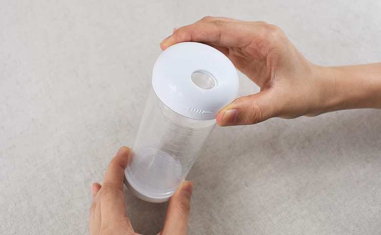 セリアのおすすめキッチン用品「スリムふりかけポット」の実物画像2