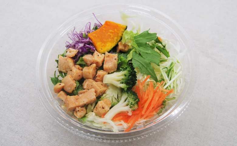 ローソンの人気サラダ「ガーリックペッパーチキンのパスタサラダ」の食レポ画像