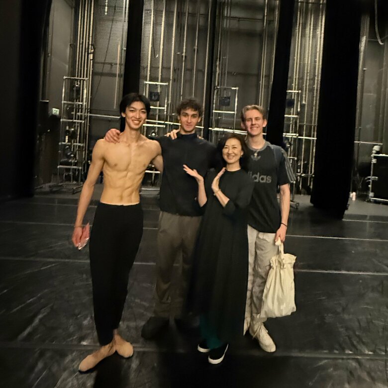 ノルウェーでバレエダンサーとして活動する次男（左端）と