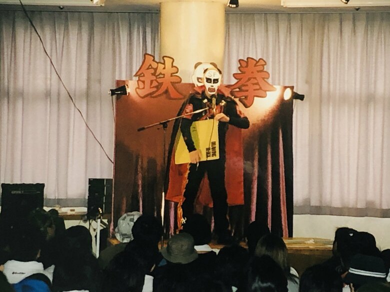 芸を披露する鉄拳さん