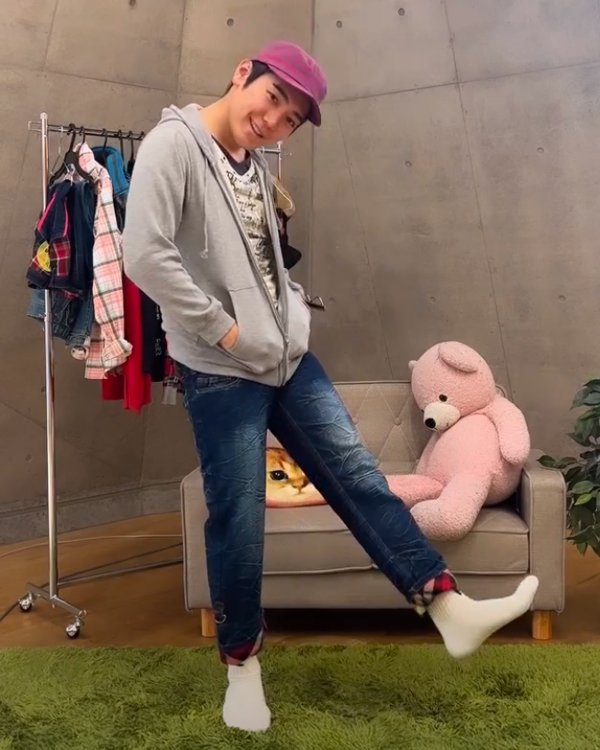 ジーンズの裾がアクセントの「木曜日」