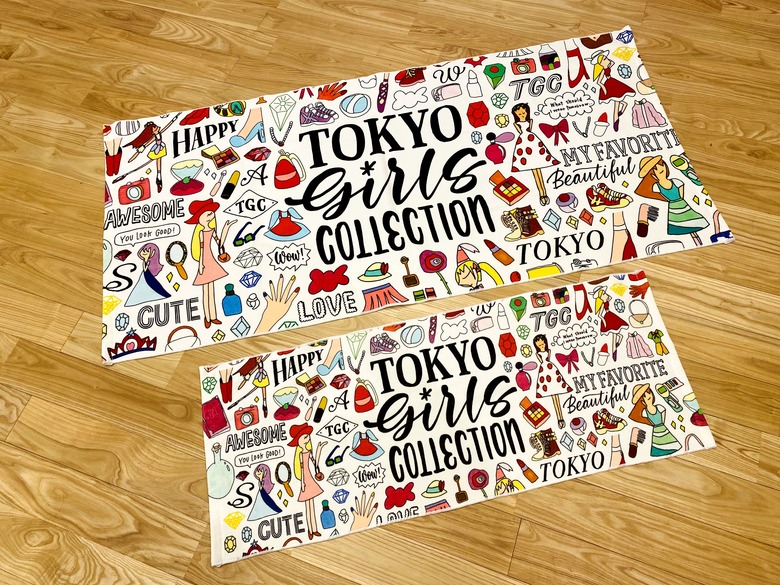 ２人のイラストがデザインされた「東京ガールズコレクション（TGC）」の公式グッズタオル