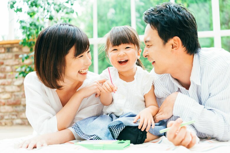 家でリラックスする子ども（イメージ）