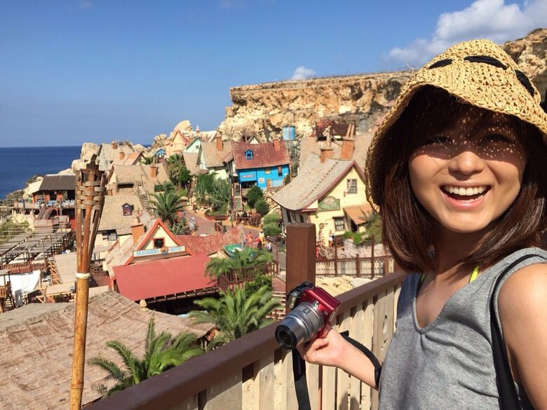 マルタ島で美しい街並みをバックに1枚