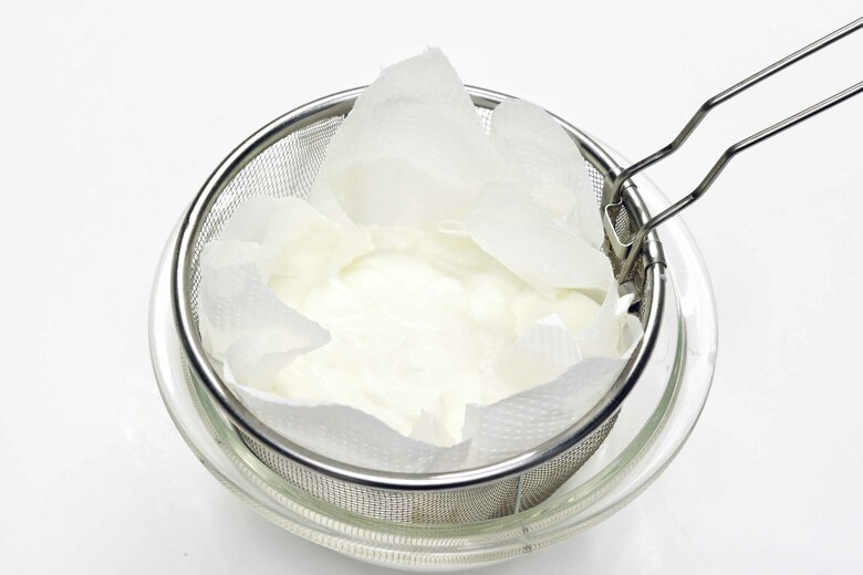 トッピングにおすすめ！【ヨーグルトフロスティングの作り方】1.無糖ヨーグルトをひと晩水きりする