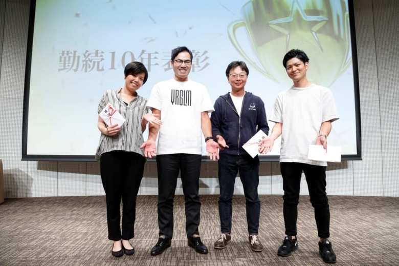 10年勤続者を祝う表彰式の様子。