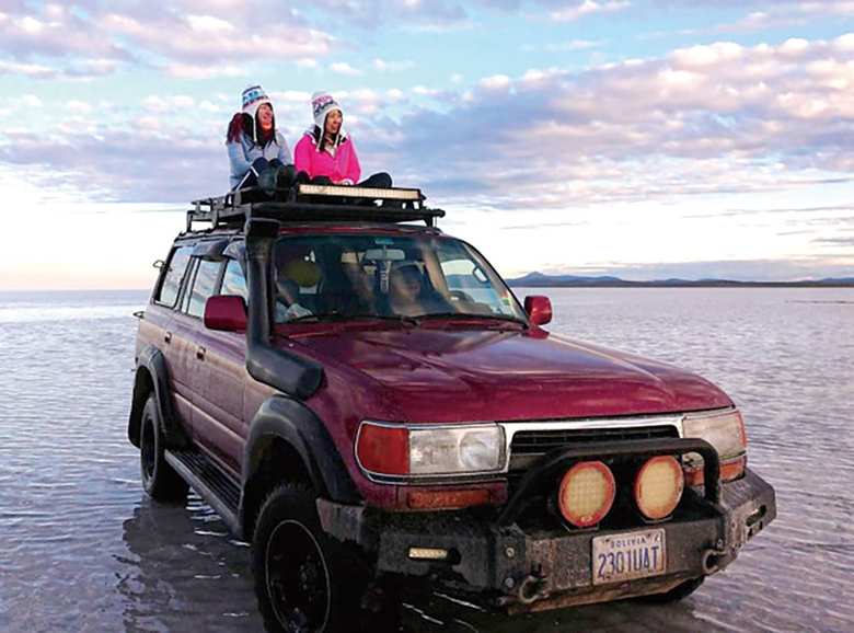 同僚とともに、南米・ボリビアにあるウユニ塩湖を訪れた社員も。