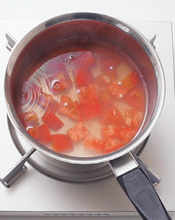 だし汁をひと煮立ちさせ、トマトをサッと煮る。さらに強火でひと煮立ちさせる。