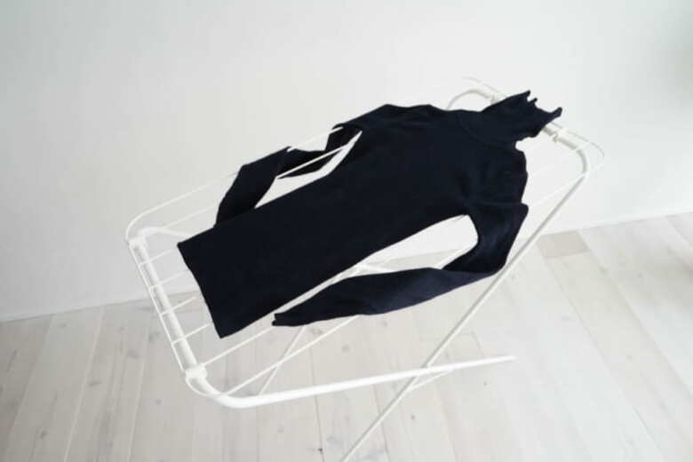 ニットの重さが分散されるように平干しをすると、型崩れを防ぐことができる（写真提供／中村祐一さん）