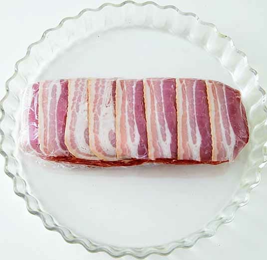 直径27㎝程度の耐熱皿の中央に②をベーコンを上にしてのせる。600Ｗの電子レンジで８分加熱する。５分おいて落ち着かせてから、８等分に切る