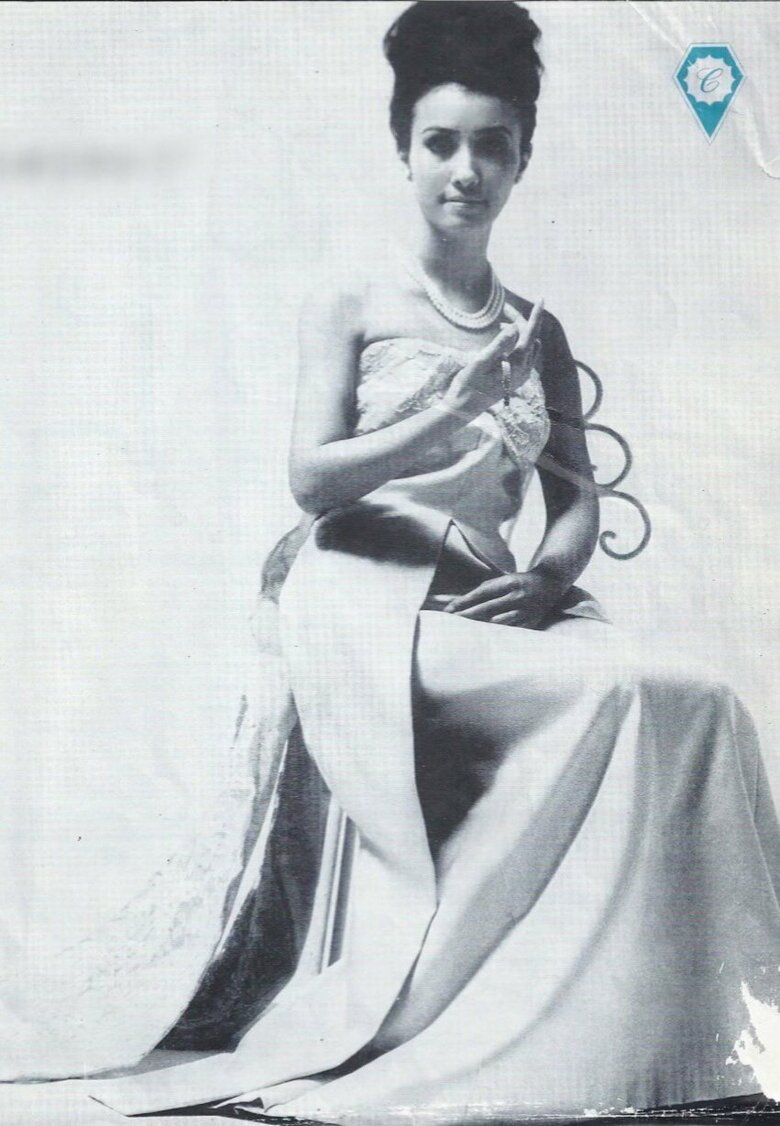 モデル時代、ドレスを着て撮影する22歳の頃の禧代子さん。シャープな目鼻立ちは今と変わらず