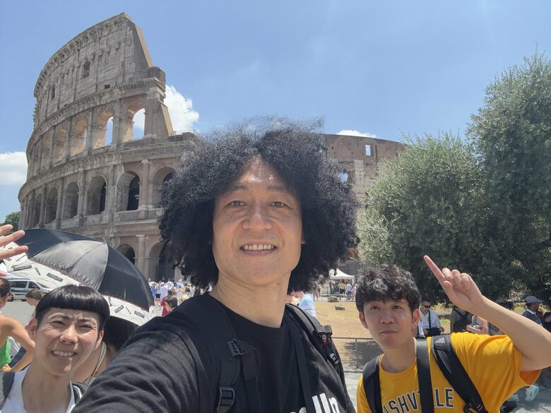 イタリアのバラエティ番組からオファーを受けて、ローマを訪れたときの1枚。コロッセオをバックに