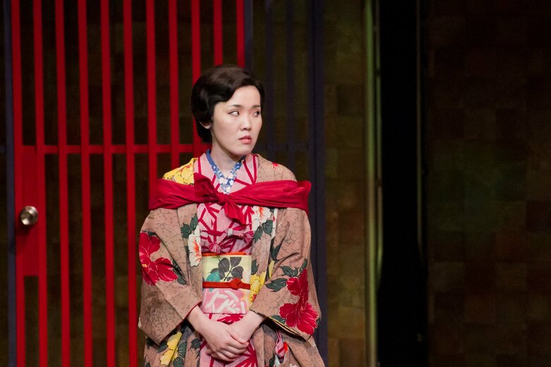 芸人時代の舞台写真。2012年、吉本百年物語『舶来上等、どうでっか?』助っ人として大阪から呼び寄せられたお茶子のお黒役