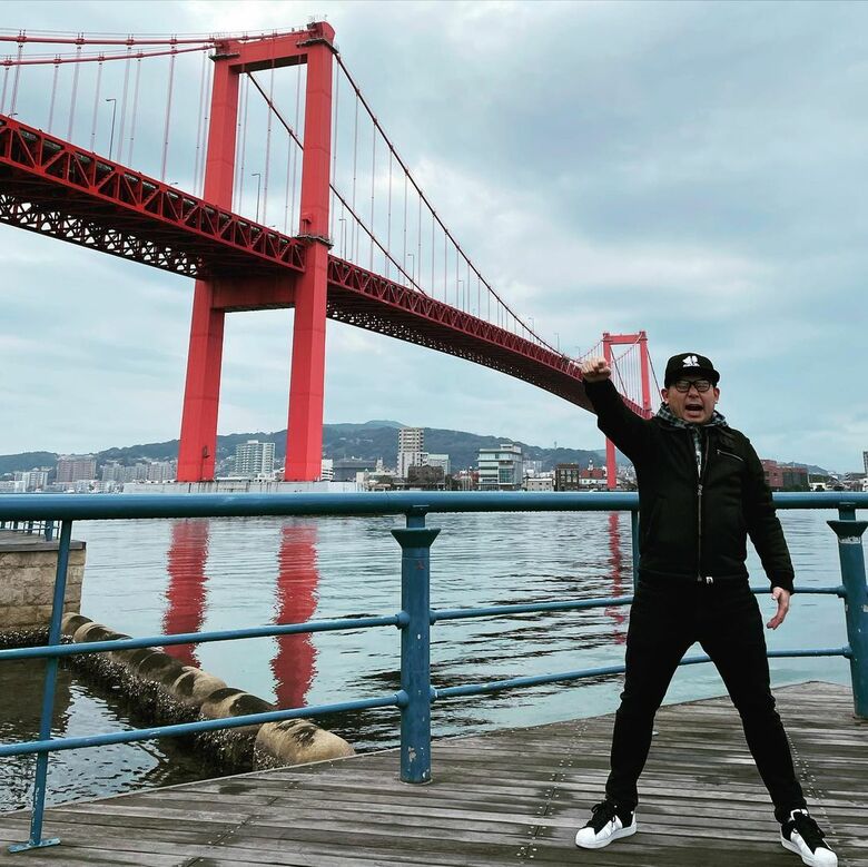 福岡県北九州市へ帰省。若戸大橋の前で（Instagramより）