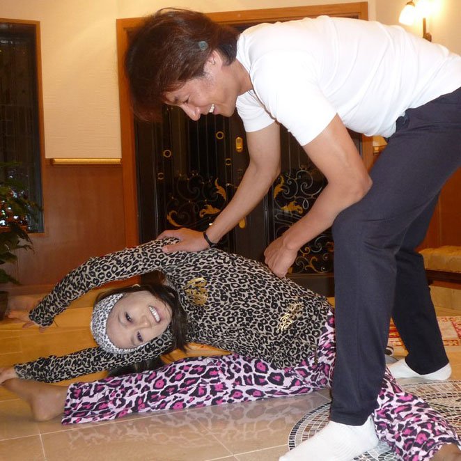 自宅で夫婦仲よくストレッチする2人