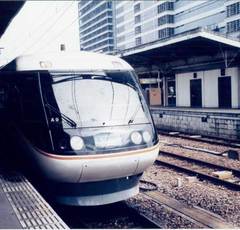 鉄道の車体が傾く！？振り子式車両ってなに？