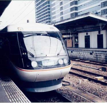 鉄道の車体が傾く！？振り子式車両ってなに？