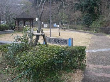 関西お出かけお花見におすすめスポット 大阪府柏原市「原川親水公園」で飛び石を体験
