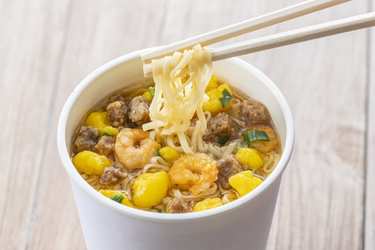 むくみや高血圧の原因にも！意外と塩分の多い食べ物