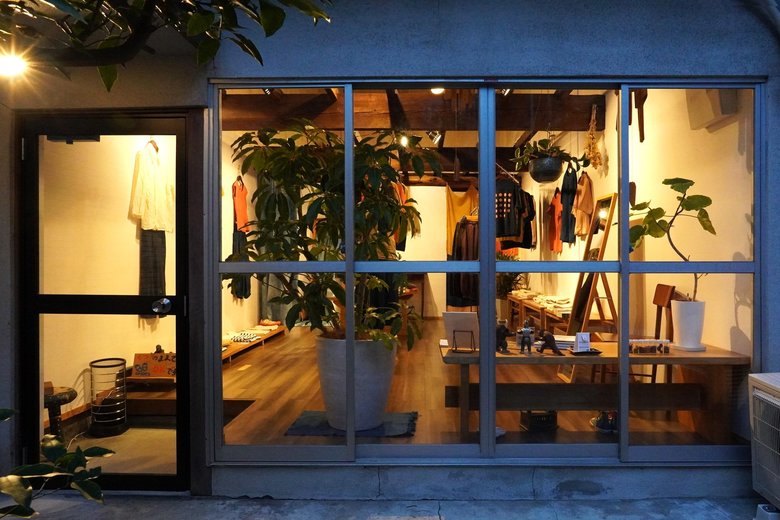 京都市にあるtezomeyaの外観。草木染の商品が並ぶ