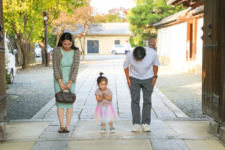 思い出の地で、家族そろってご挨拶（YouTube動画のワンシーン）