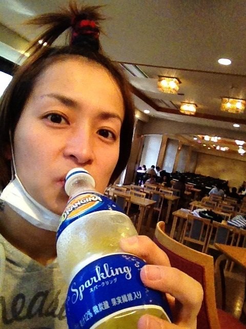 大学の学生ホールで休憩をしていたときの水野さん