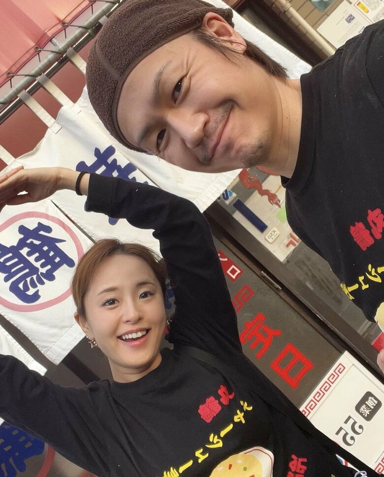 修行を支えてくれたという、妻の加島ちかえさんと一緒に