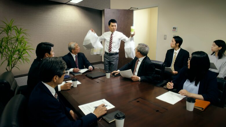 真剣な会議中、陽気に登場してしまう場面