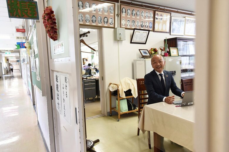 校長室は玄関口の真横にあり、いつでも誰でも入れるように入り口もオープン。職員室との間も開放されている