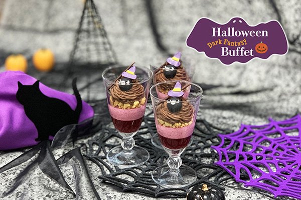 魔女の帽子をかぶる可愛いSuicaのペンギンがのった2022年ハロウィーンスイーツ「Suicaのペンギン ミニパフェ」