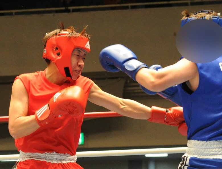 ボクシングのチャレンジマッチにて戦う山崎静代さんの強烈な左