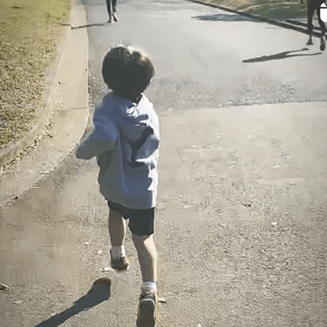 公園で安田さんと一緒に走る息子さん（安田さんのインスタグラムより）