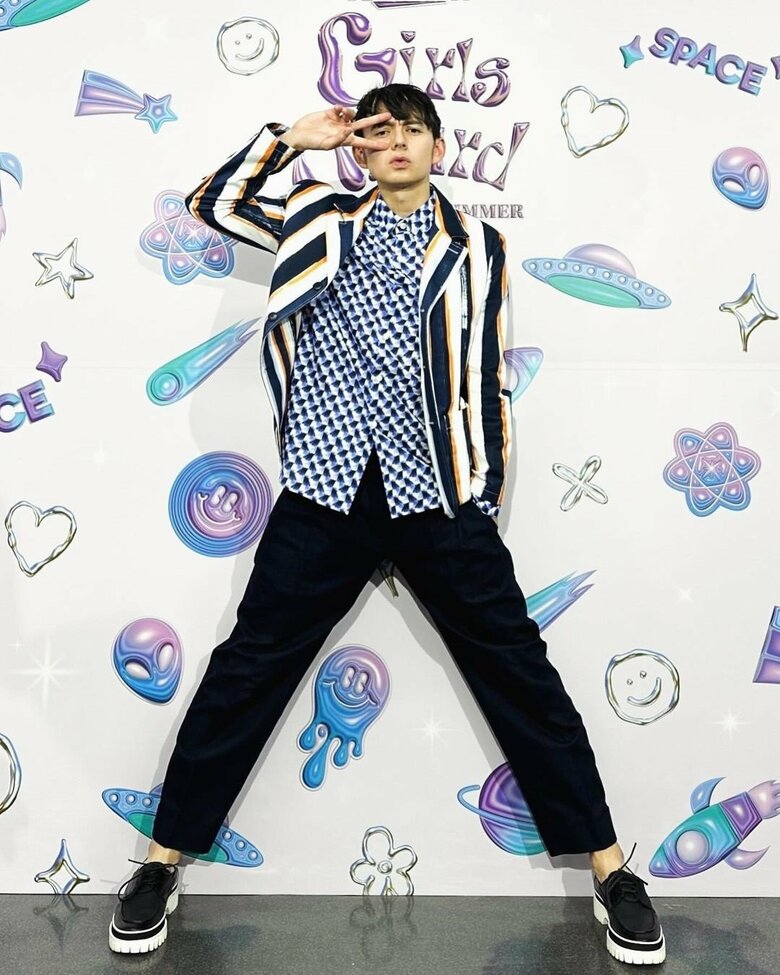 2003年、イギリスの高校卒業後日本でモデルデビュー