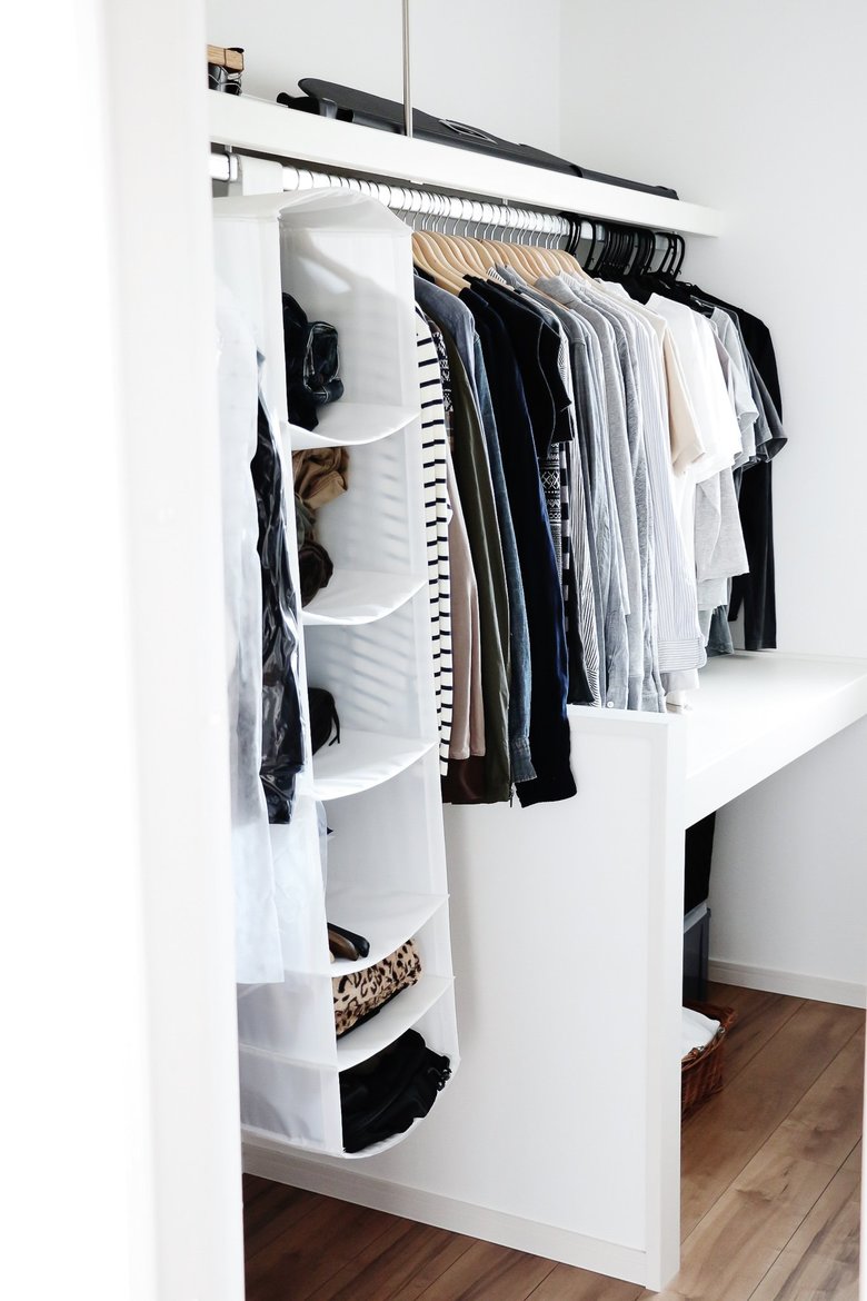 埃がたまりやすいクローゼット内部。余裕があるなら「浮かせる収納」がおすすめ