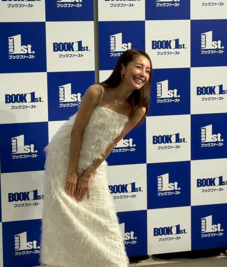 都内の書店で開催された自身のフォトエッセイのお渡し会に登場し、ファンの前で笑顔を見せる熊切さん