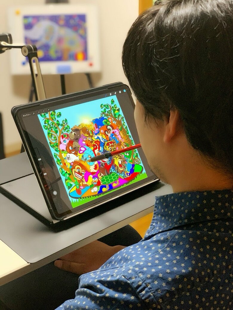 イラストなども、口にくわえたタッチペンで描き出している