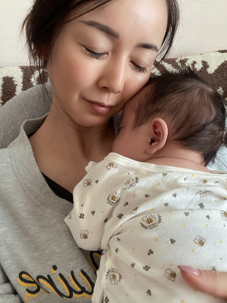 愛おしそうにわが子を抱く宮崎さん