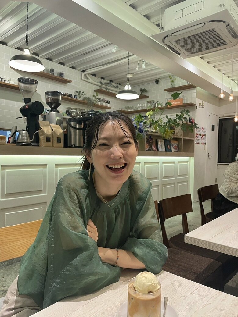 カフェでリラックスタイムを過ごす森さん