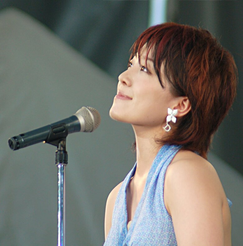 ショートカットが爽やかで初々しい！デビュー当時、ステージに立つ平原さん