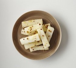 【大根の粒マスタードマリネ】
ジッパー式保存袋にすべての材料を入れ、袋の上からよくもんで、密閉する。冷蔵室でひと晩おく（時間がないときは、すぐに弁当箱に詰めても）。