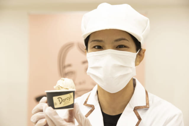 店頭に立って販売業務を行こともある松本薫さん