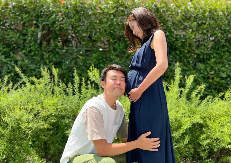 膨らんだ妻のお腹をいつくしむフォーリンラブのハジメさん